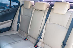 Lexus ES Hybrid 300h Sedán 2021 Usado, Rentable, Bajo Kilometraje, Tracción Delantera - Product Image 2