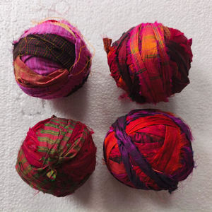 Ecológico a granel 100-Gem Color teñido Sari cinta de seda al por mayor tela reciclada para tejer bolas de gemas vibrantes - Product Image 1