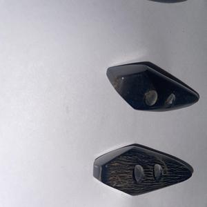 Bouton à bascule en corne de bœuf de buffle poli à la main avec 2 trous Artisanat naturel pour manteaux et vêtements - Product Image 3