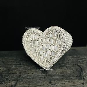 Iced Out VVS Moissanite Baguette D Color Heart Ring para él, Silver Hip Hop Moissanite Baguette Heart Ring. - Product Image 3
