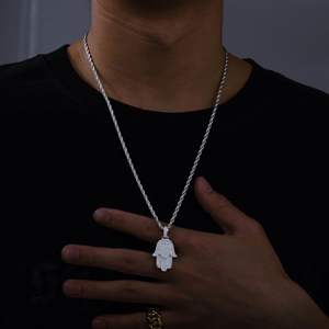 Micro Moissanite Hamsa Mano Colgante - Product Image 3