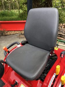 Mini tractor de ruedas Massey Ferguson GC1705 23HP pesado de alta calidad con cargador frontal e implementos de calidad premium entrega rápida - Product Image 2