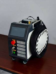 Machine de nettoyage au laser à fibre portable 200W avec écran tactile pour le nettoyage des surfaces métalliques industrielles et l'entretien des ateliers - Product Image 4