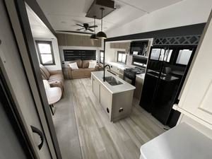 Nuevo 2025 Forest River Wildwood Heritage Glenn 325RL - Product Image 5