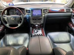 Usado, 2024, L.X. 570, Serie 200, Casi sin modificar, con asientos de cuero, cámara trasera, volante a la izquierda, en venta. - Product Image 4