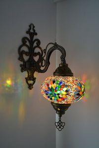 Lampe en mosaïque d'aluminium moderne avec mosaïque de verre découpée à la main et cadre en métal pour une lumière douce dans les espaces domestiques - Product Image 2