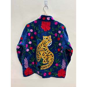 Chaqueta de terciopelo bordada Suzani - Azul índigo con detalles de caléndula para tigres, reversibles en gamuza y ribete de cuero satinado - Product Image 2