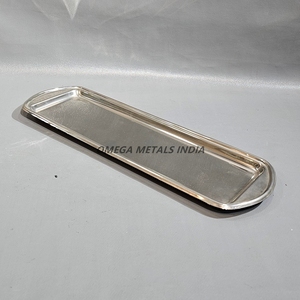 Plateau de service contemporain en argent avec des lignes épurées et un design fonctionnel idéal pour le divertissement et l'utilisation quotidienne - Product Image 1