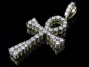 Colgante de Cruz religiosa en plata de ley S925 con diamante de moissanita de corte brillante redondo para unisex - Product Image 3