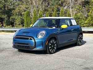 Hatchback d'occasion 2 portes SE 2024, cuir foncé, transmission manuelle, conduite à gauche, caméra de recul, 4L, prêt à rouler - Product Image 2