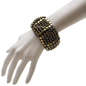 Pulsera de madera elástica gruesa de estilo Tribal bohemio hecha a mano, diseño geométrico tallado con tachuelas de latón, muñequera elástica - Product Image 5