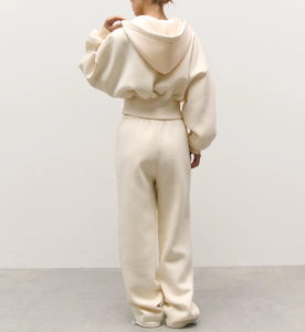 Conjunto Deportivo de Dos Piezas para Mujer con Logotipo Personalizado de Calidad, Pantalones Deportivos Anchos y Sudadera Corta con Cremallera y Capucha - Product Image 4