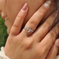 Bague de fiançailles ovale en diamant taille rose avec sertissage en grappe