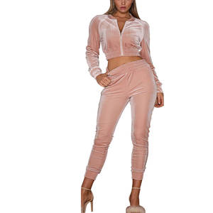 Ensemble de survêtement pour femme avec haut court en velours respirant et lourd à capuche, logo personnalisé, vêtements de sport élégants pour l'hiver - Product Image 3