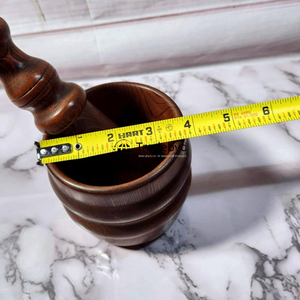 Mortero y mortero Okhli de madera de Tradebyd, herramienta de cocina hecha a mano para moler hierbas y especias - Product Image 6