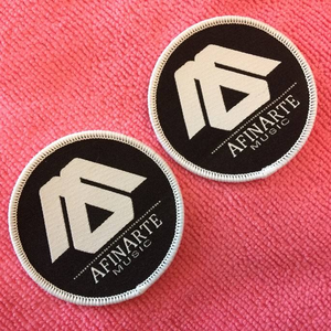 Étiquette de vêtement personnalisée en tissu tissé avec logo pour accessoires de vêtements, vente en gros, toucher doux, logo de marque personnalisé en tissu tissé - Product Image 1