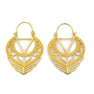 Aros largos de diseño exclusivo, Material Unisex de latón, forma de triángulo, flor de loto Floral, elegantes pendientes colgantes chapados en oro de 18 quilates - Product Image 1