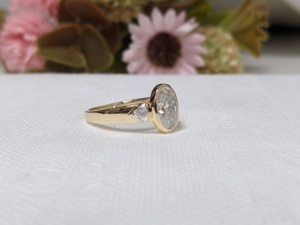 Anillo de compromiso y boda de lujo para mujer, de oro amarillo macizo de 14K, con moissanita de corte ovalado de 2.20 ct y engaste de bisel, ideal para fiesta. - Product Image 3