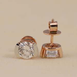Boucles d'oreilles clous demi-sertie en diamant de laboratoire rond en argent sterling et or, clarté VS1 - Cadeau élégant pour la femme - Product Image 6