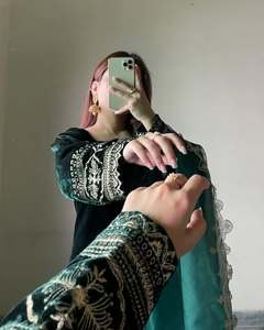 Ensemble Anarkali en velours micro-velours 9000 avec chemise brodée, pantalon en velours et dupatta en organza brodé avec motifs ajourés - Product Image 3