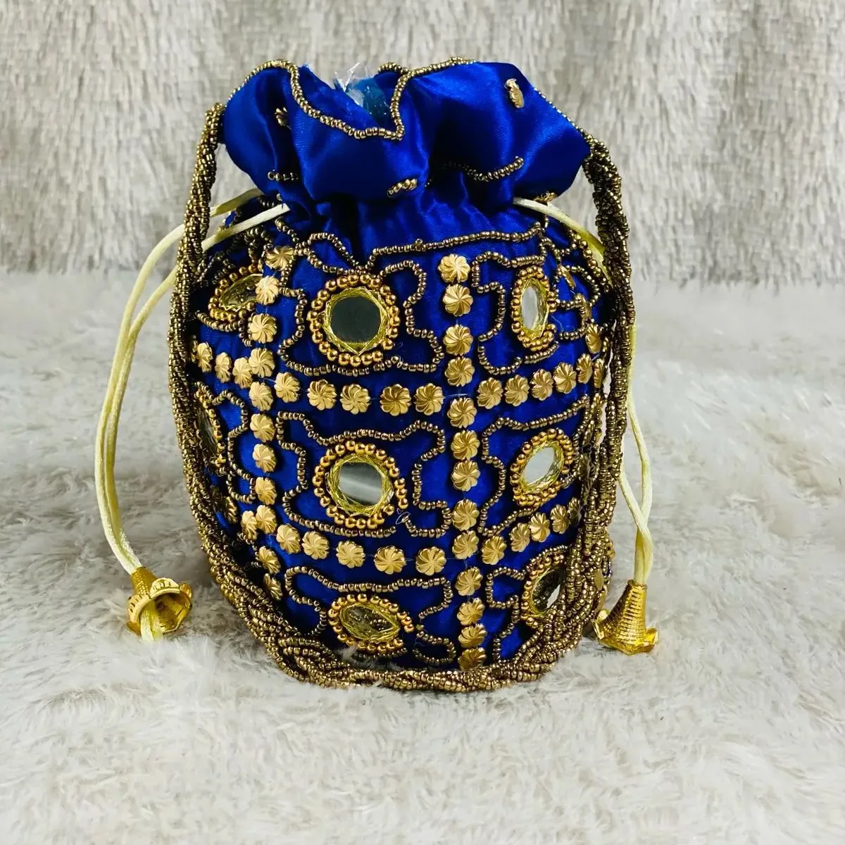 Pochette Potli brodée en velours de créateur traditionnel indien sac de faveur en velours sac de faveur de mariage sacs Potli pour femmes
