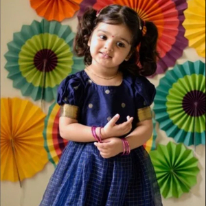 Robe longue traditionnelle indienne vintage en soie Kota écologique avec boutons, pour petites filles, idéale pour les soirées formelles - Product Image 1