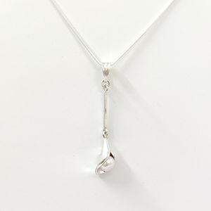 Colgante de Perla Lily de 3.0 Gramos con Engaste de Bisel en Forma de Flor para Collar - Product Image 1