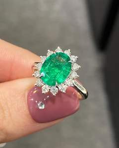 Superbe 2.13ct Emeraude Vintage Spinelle Ovale Cut Bague Argent 925 Pierres Précieuses Classiques Plaqué Rhodium pour la Fête d'Anniversaire de Mariage - Product Image 3