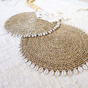 Charmant napperons ronds en jacinthe d'eau faits à la main pour la table à manger avec un design tissé naturel et écologique - Product Image 6