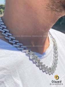 Nouvelle chaîne de hip-hop à maillons cubains élégante et entièrement glacée ornée de diamants ronds et brillants Moissanite VVs en or blanc 10 carats pour hommes - Product Image 2
