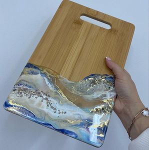 Tabla de cortar decorativa de resina y madera hecha a mano con coloridos diseños epoxi perfecta para cocinas bohemias o artísticas - Product Image 3