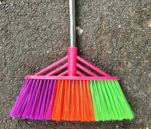 Escobas de plástico artesanales naturales baratas a granel técnica cruda procedente de Vietnam - Product Image 3