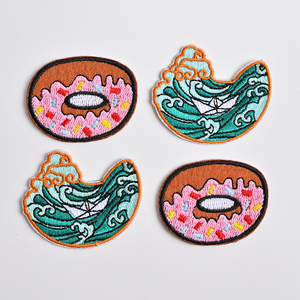 Écussons brodés à la main en polyester avec fil de bullion pour étiquettes de vêtements, utilisant des techniques de tissage - Product Image 4