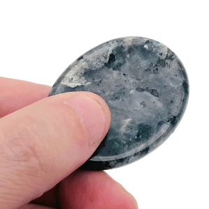 Pierres de méditation ovales en larvikite naturelle faites à la main pour la relaxation et la guérison énergétique (REIKI) - Vente en gros - Product Image 4