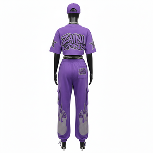 Conjunto de mujer de alta calidad: camiseta corta de algodón y poliéster de 240 GSM y pantalón cargo de felpa con logo de chenilla y pedrería cosidos en morado. - Product Image 3