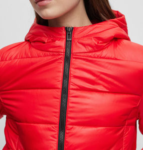 Venta caliente Nueva llegada OEM Servicios de procesamiento Chaqueta acolchada Color de moda Abrigo deportivo rojo oscuro Chaqueta acolchada transpirable personalizada - Product Image 3