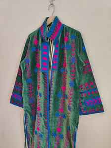 Chaqueta Bordada Suzani de Terciopelo Verde, Abrigo Largo Floral Tribal Hecho a Mano, Chaqueta Étnica Boho para Mujer - Product Image 4