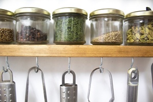 Estante de Especias de Madera Personalizado, Montado en la Pared, de Una Sola Capa, No Plegable, Diseño Multifuncional y Móvil, Construcción Resistente - Product Image 5