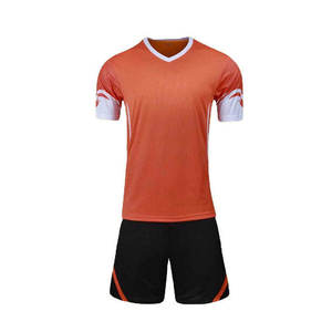 ชุดเสื้อฟุตบอลแขนสั้นคอวีสีส้มสำหรับผู้ชาย พร้อมกางเกงขาสั้นสีดำ ผ้าโพลีเอสเตอร์ซับเหงื่อ ระบายอากาศได้ดี ใส่ได้ทุกฤดู - Product Image 1