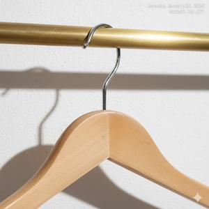 Cintres en bois d'érable de qualité supérieure, sans couture, avec crochet chromé élégant pour l'affichage de la mode haut de gamme en boutique - Product Image 4