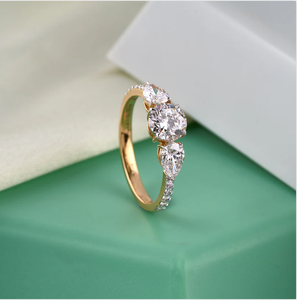 Bague de fiançailles intemporelle en or jaune 14 carats à trois pierres avec pierres précieuses scintillantes pour la collection nuptiale de l'Inde - Product Image 5