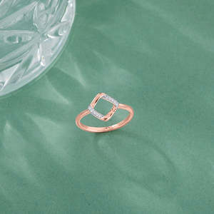 Anillo de Diamantes en Oro Rosa, Diseño Cuadrado Inclinado, Joyería de Moda - Product Image 1