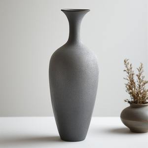 Vase en métal fait main avec un éclat rustique parfaitement conçu pour les intérieurs de maison haut de gamme et les affichages de décoration florale saisonnière - Product Image 3