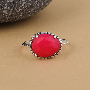 Impresionante anillo de plata Stirling 925 con forma ovalada de rubí teñido - Product Image 3