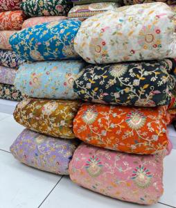 Rouleaux de tissu en soie Fendy brodés de haute qualité, respirants, pour vêtements et design de mode, poids moyen, vente en gros - Product Image 3