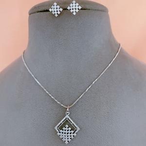 Ensemble de pendentifs de créateur en finition argentée à la mode avec boucles d'oreilles avec des pierres AD Look pour les mariages et les fêtes Collection pour femmes - Product Image 1
