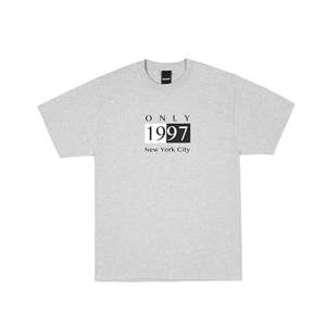   เสื้อยืดเดโค สตรีทแวร์ ผ้าเจอร์ซีย์ ระบายอากาศได้ดี พร้อมป้ายกำกับแบบกำหนดเอง พิมพ์ลายโลโก้แบบสกรีน ดีไซน์เรียบง่าย - Product Image 1