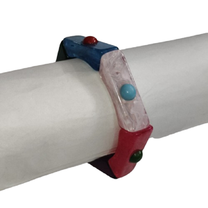 Pulsera elástica multicolor vibrante con segmentos múltiples, con eslabones de resina en verde azulado, morado y rosa, y adornos decorativos de colores. - Product Image 4