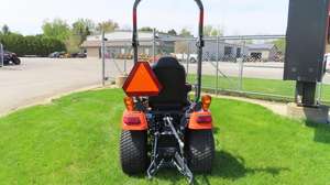 Tracteur à roues d'occasion Kubota BX2380 pour les fermes avec composants essentiels : moteur, pompe à engrenages, boîte de vitesses - Product Image 5