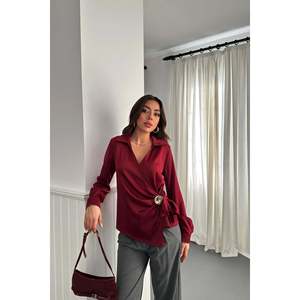 Blusa de Satén Borgoña para Mujer con Detalle de Botones, Camisas al por Mayor - Product Image 4